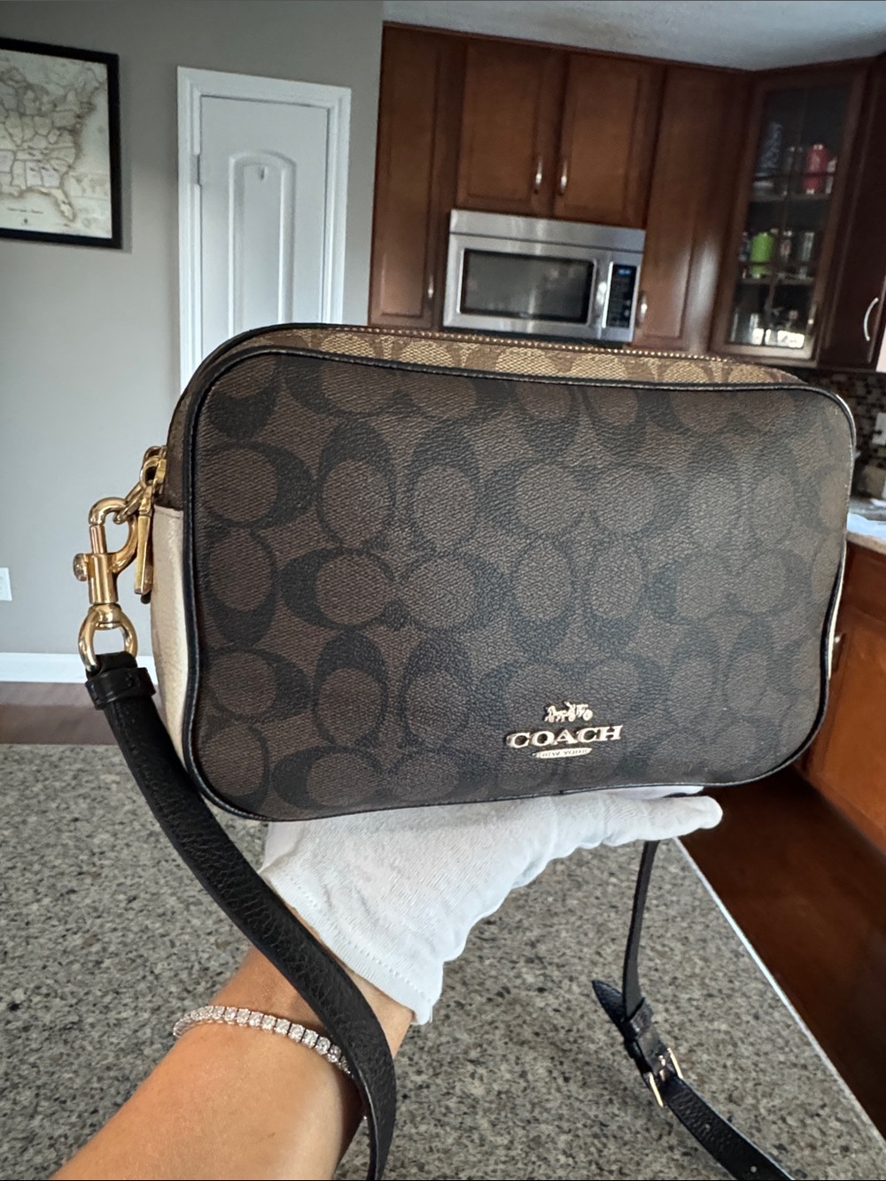 🤎Coach Brown 🤎and Black 🖤Signature Crossbody Bag. EUC beautiful 🤩